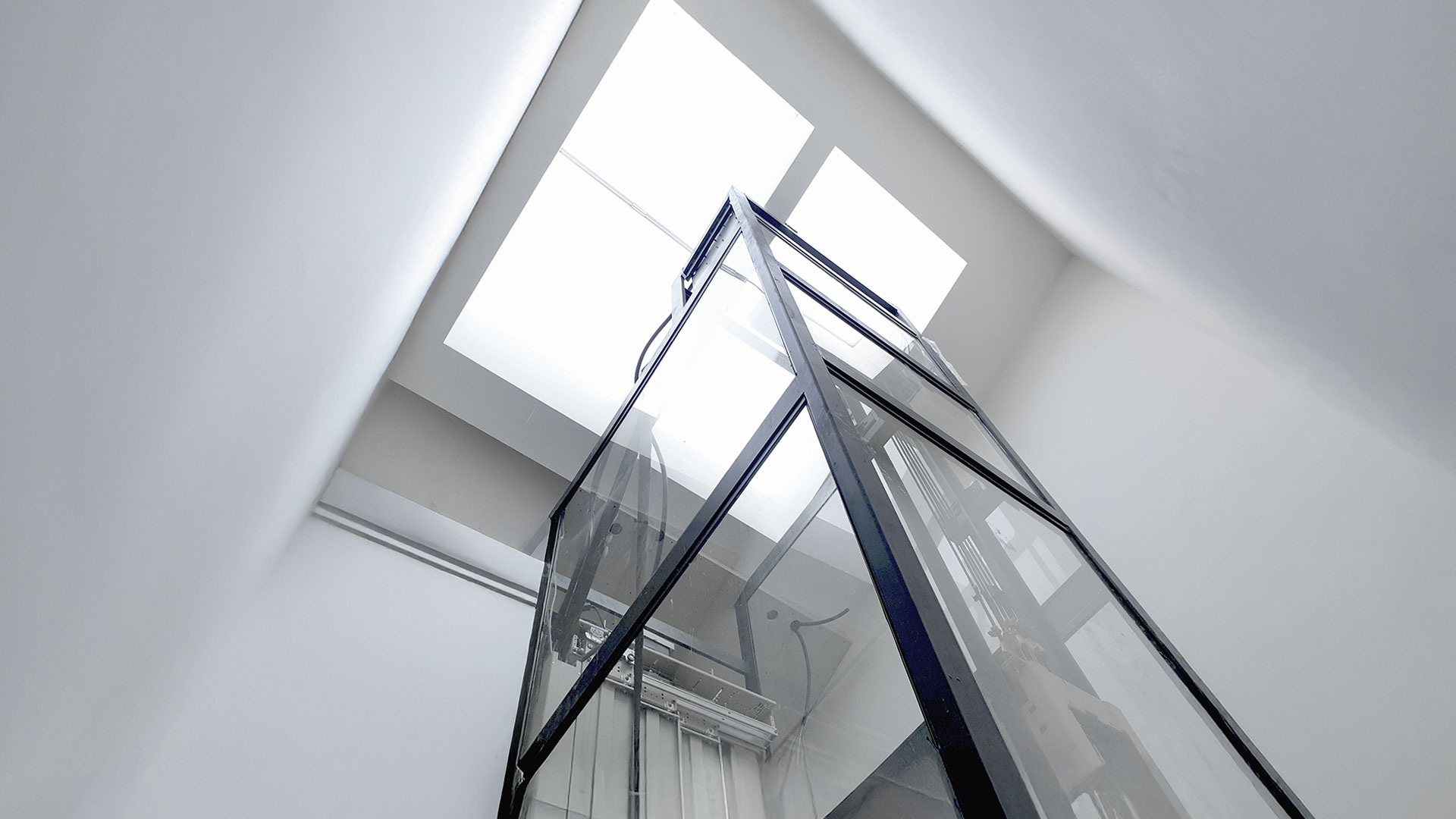 Instalación de ascensores. Ascensor panorámico de cristal y metal. Proyecto de instalación del Estudio de Arquitectura y Urbanismo Arq Blas Tojo.