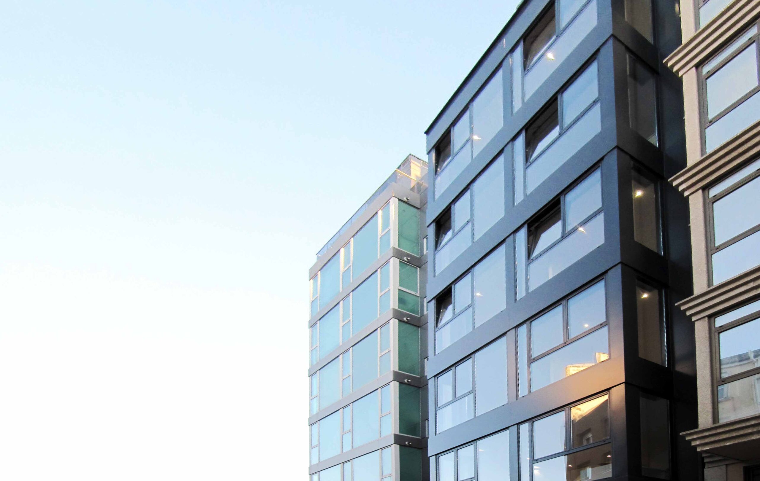 Fachada moderna de edificio plurifamiliar de obra nueva en A Coruña. Proyecto del Estudio de Arquitectura y Urbanismo.