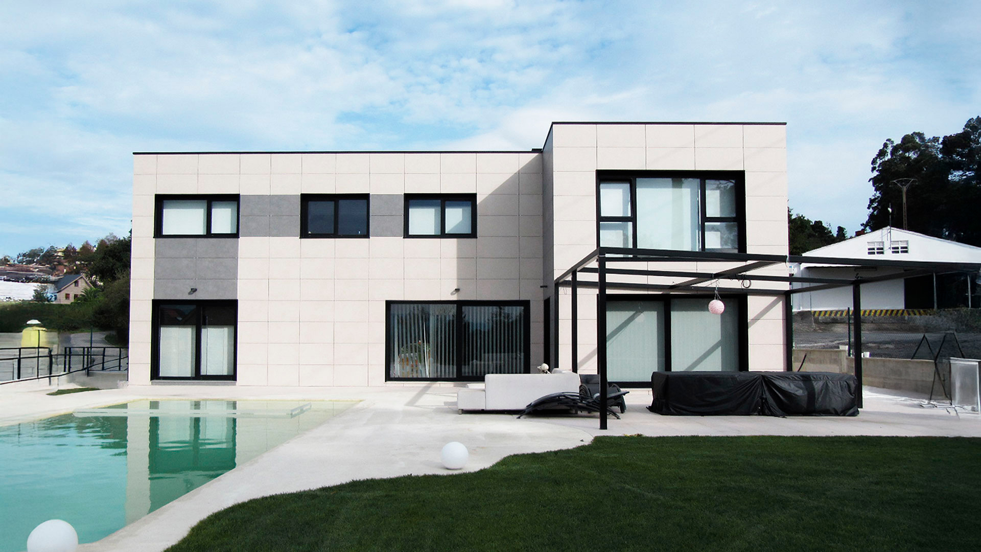 Vivienda unifamiliar moderna con piscina y diseño exterior. Proyecto de nuestro Estudio de Arquitectura y Urbanismo.